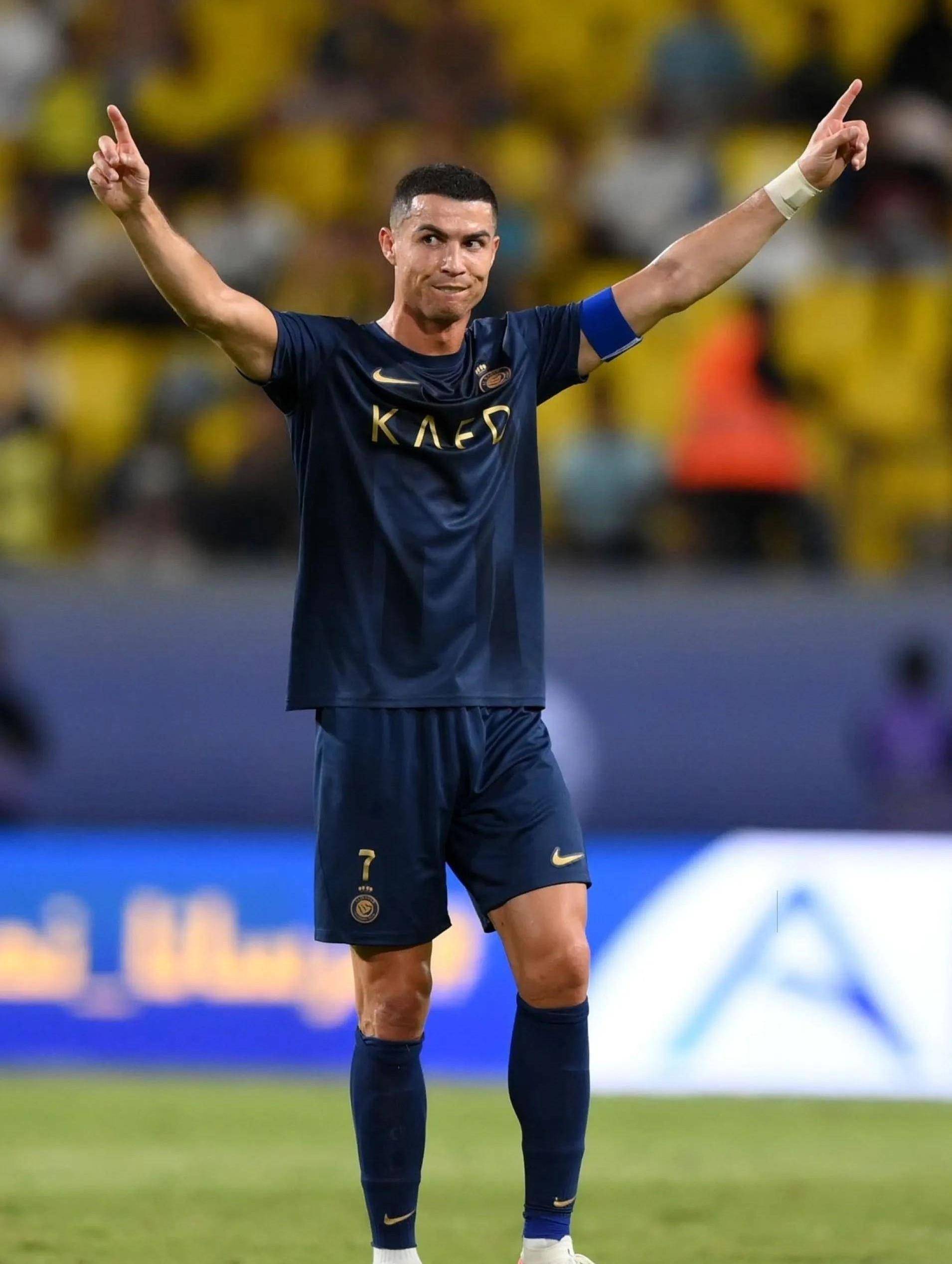 曼城斯特林末节进球助球队获胜（斯特林末段建功，助曼城取胜）