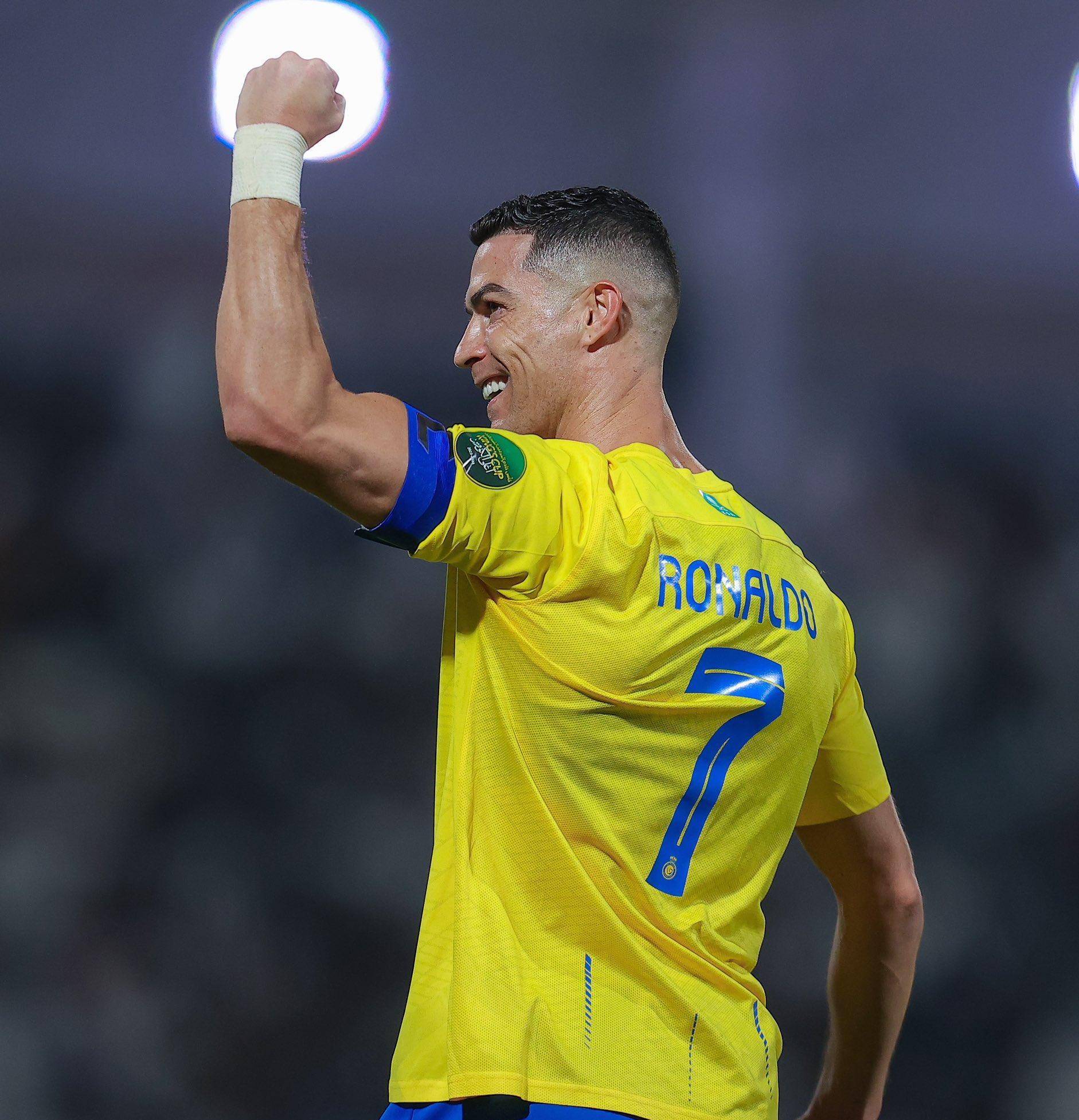 姆巴佩梅开二度，追近C罗的年度进球纪录（姆巴佩双响，逼近C罗年度进球纪录）