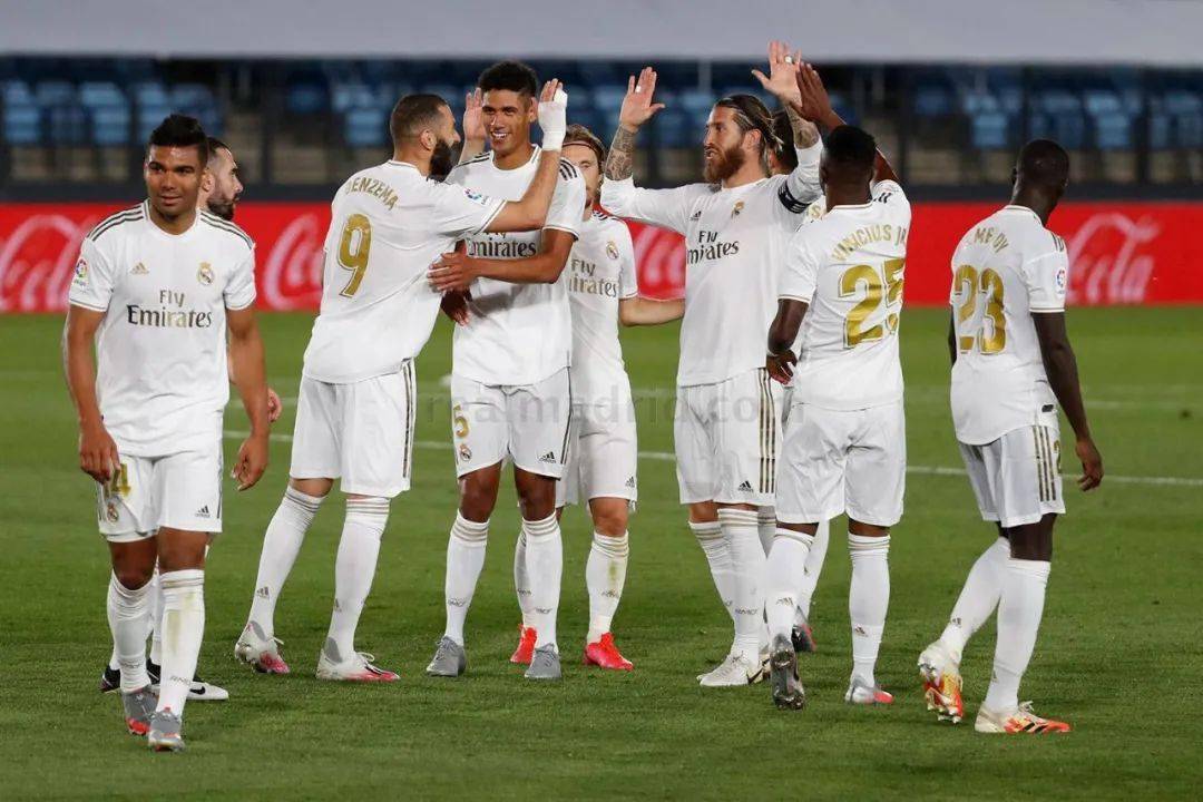 足坛年终大战即时排名：姆巴佩榜首，萨拉赫、托纳利暂32强之外（年终足坛决战实时榜：姆巴佩领跑，萨拉赫与托纳利暂未跻身32强）