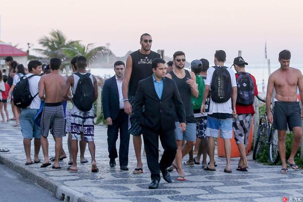 马卡：皇马密切关注科莫后卫拉蒙，英超多队也展开考察（马卡报：皇马紧盯科莫后卫拉蒙，英超多队亦派人考察）