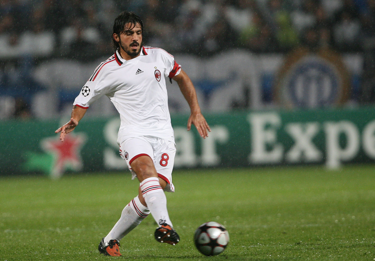 队友疯狂给他做掩护（队友拼命替他打掩护）