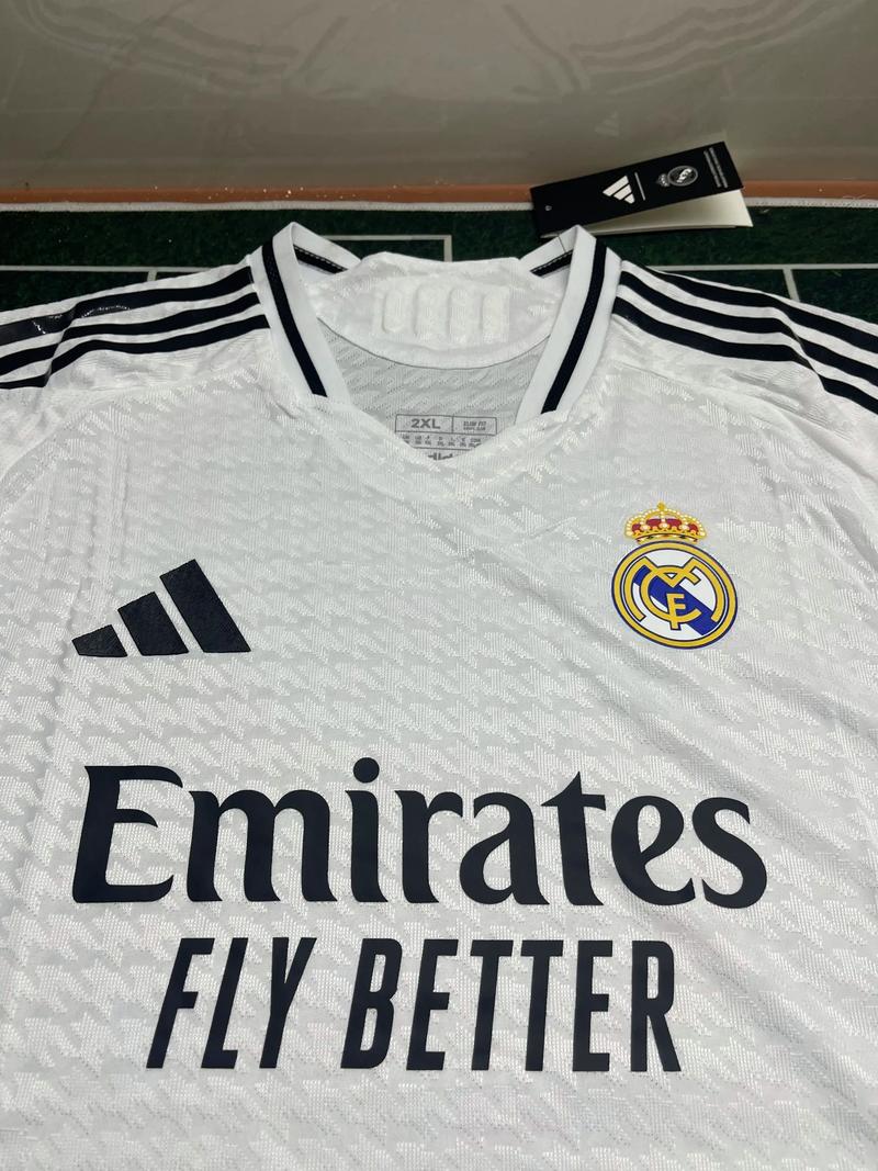 记者：米兰将与莱万经纪人会面讨论转会，伊布支持这一交易（米兰计划与莱万经纪人洽谈转会，伊布力挺此交易）