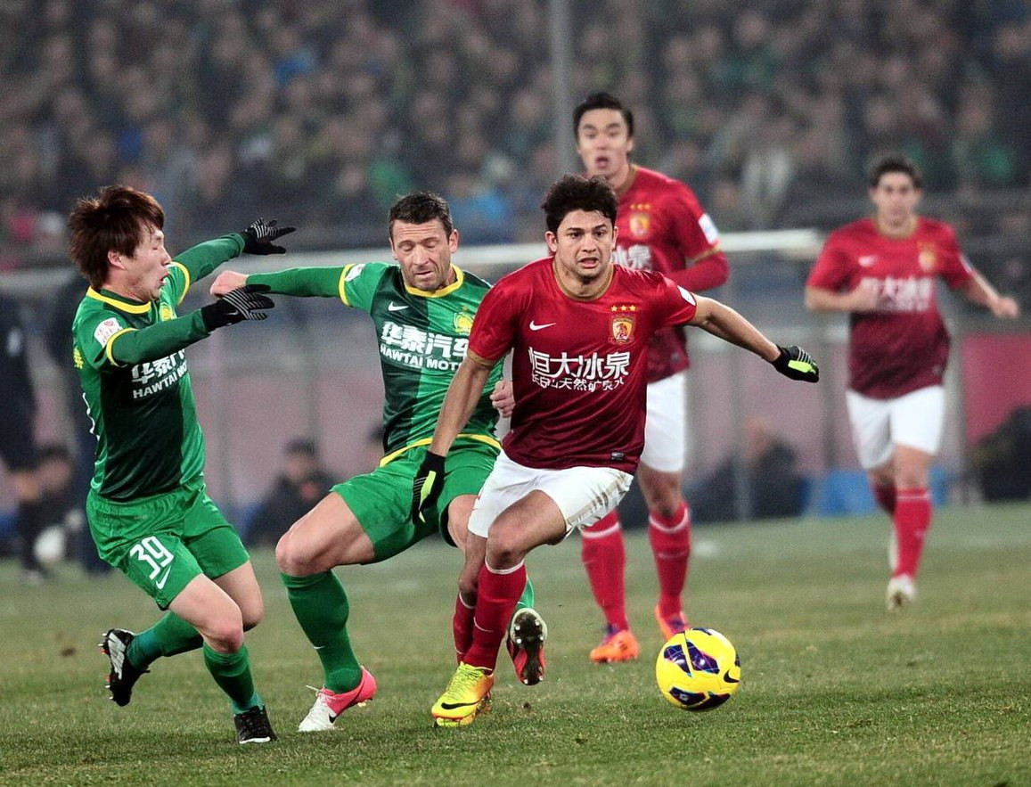 王晓龙：在西班牙踢球竞争很大，缺乏学习和社交能力会很困难（王晓龙：西班牙足坛竞争激烈，学习与社交能力不足将举步维艰）